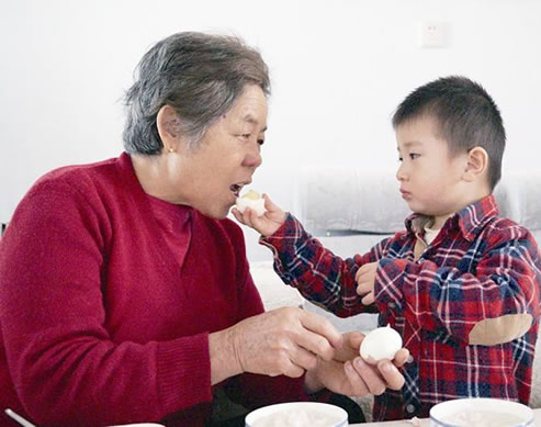 隔代抚养要注意方式 拒绝溺爱:图文揭秘(图) 隔代抚养要注意方式 拒绝溺爱:图文揭秘(图)