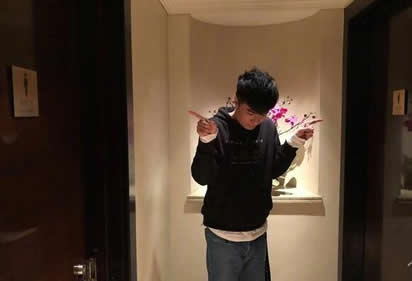 古巨基误入女厕所：太困倦误入女厕所尴尬又搞笑