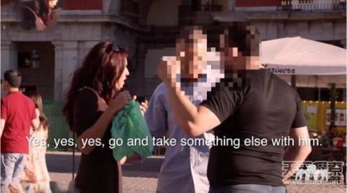 美女街头假醉测试 结果令人愤怒:实拍过程(图) 美女街头假醉测试 结果令人愤怒:实拍过程(图)