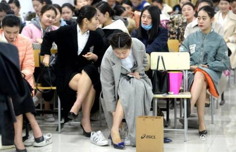 揭秘美女应聘空姐内幕 场面震惊令人脸红(组图) 揭秘美女应聘空姐内幕 场面震惊令人脸红(组图)