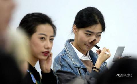 揭秘美女应聘空姐内幕 场面震惊令人脸红(组图) 揭秘美女应聘空姐内幕 场面震惊令人脸红(组图)