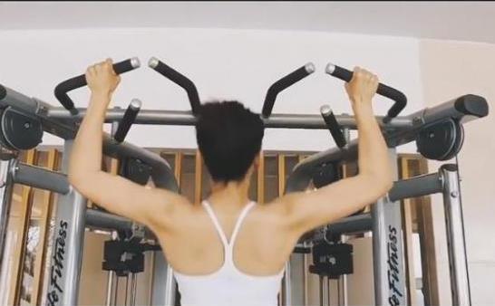 刘涛健身房秀臂力:结局意想不到(组图) 刘涛健身房秀臂力:结局意想不到(组图)