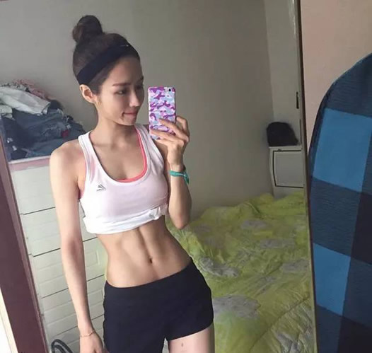 腹肌马甲线身材的确惊人:健身女神马甲线深到乳沟 腹肌马甲线身材的确惊人:健身女神马甲线深到乳沟