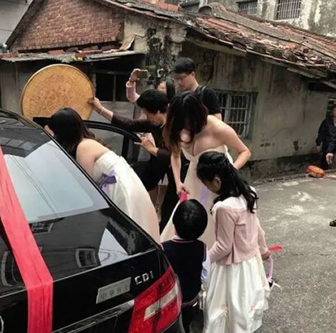 农村结婚伴娘上演不雅一幕：闺蜜当伴娘被抢镜了