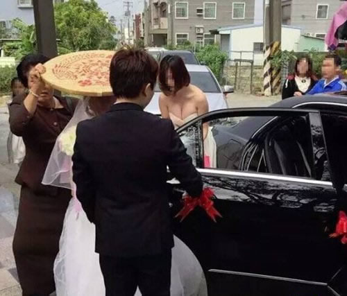 农村结婚伴娘上演不雅一幕：闺蜜当伴娘被抢镜了