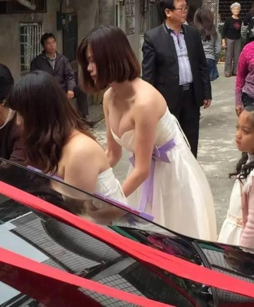 农村结婚伴娘上演不雅一幕：闺蜜当伴娘被抢镜了