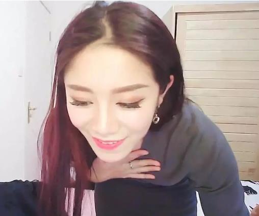 瞬间吸引10万人围观；女主播在闺房竟干这事（组图）