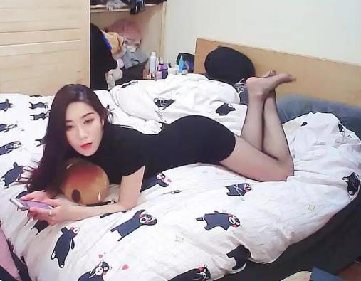 瞬间吸引10万人围观；女主播在闺房竟干这事（组图）