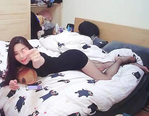 瞬间吸引10万人围观；女主播在闺房竟干这事（组图）