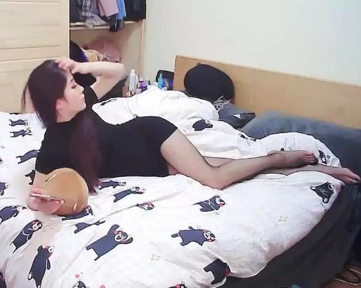 瞬间吸引10万人围观；女主播在闺房竟干这事（组图）