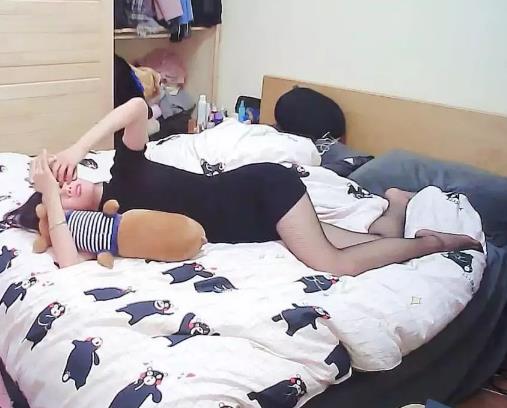 瞬间吸引10万人围观；女主播在闺房竟干这事（组图）