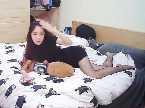 瞬间吸引10万人围观；女主播在闺房竟干这事（组图）