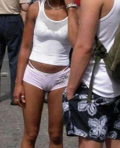 女生穿紧身裤尴尬图：我猜她们是故意的（图）