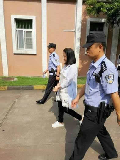 老赖整容成少女：59岁老赖为躲债整容成少女