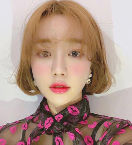 说到短发染什么颜色年轻好看,美发达人首推这款奶茶色就十分适合