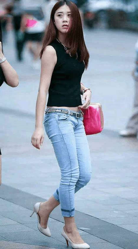 紧身裤美女S曲线好身材女人傲人身姿优美挺拔