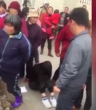 女子遭老人强压身下强吻,嘶喊被指无人救（图）