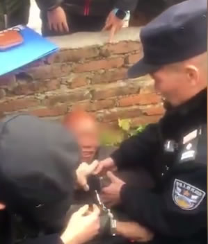 女子遭老人强压身下强吻,嘶喊被指无人救（图）