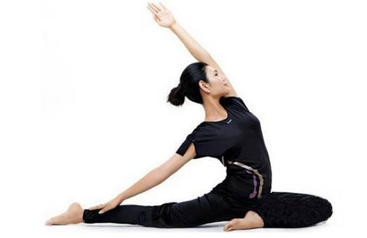 瑜伽这3招：坚持做下去练出大美胸（图）