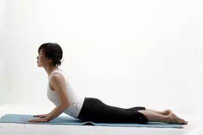 6个瑜伽减肥动作：宅女轻松局部瘦（图）