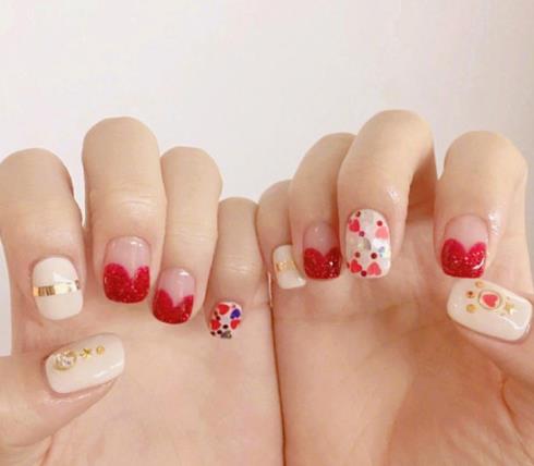 好看红色系秋冬美甲图片：2018新款式红色美甲图片