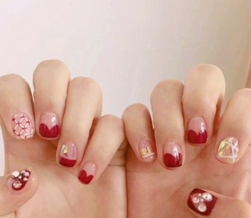 好看红色系秋冬美甲图片：2018新款式红色美甲图片