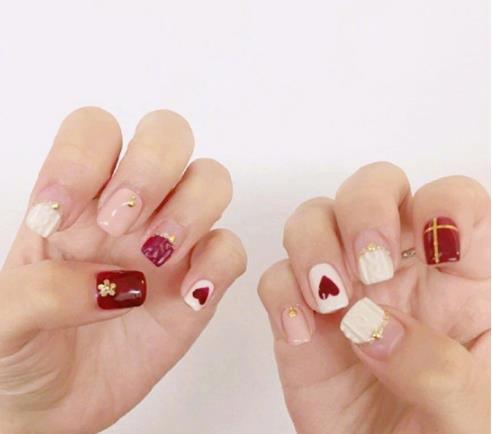 好看红色系秋冬美甲图片：2018新款式红色美甲图片