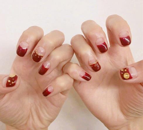 好看红色系秋冬美甲图片：2018新款式红色美甲图片