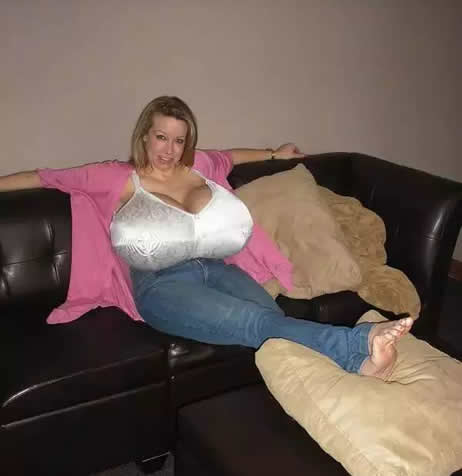 全世界第一巨乳啥样：她的胸部和小女孩儿一样重