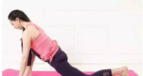 睡前10分钟减肥瑜伽：助眠瘦身效果好（步骤图）