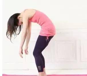 睡前10分钟减肥瑜伽：助眠瘦身效果好（步骤图）