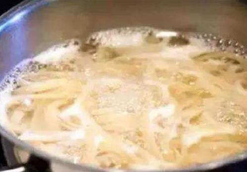 煮粥、炖肉时的泡沫要不要撇掉:泡沫讲究知识讲解 煮粥、炖肉时的泡沫要不要撇掉:泡沫讲究知识讲解