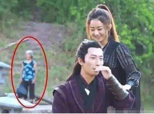 令人发笑的穿帮镜头图片：影视剧穿帮图片忍不住发笑