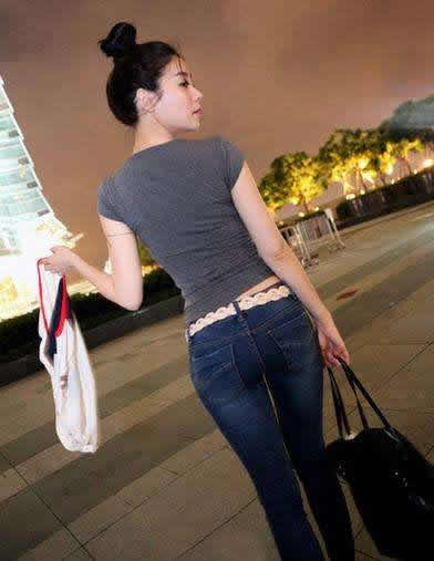 迷人紧身裤精致搭配:气质出众性感迷人(图) 迷人紧身裤精致搭配:气质出众性感迷人(图)