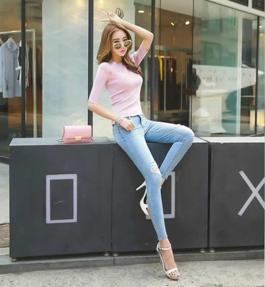 时尚精致紧身裤简单搭配：轻轻踮起脚尖身材一览无余