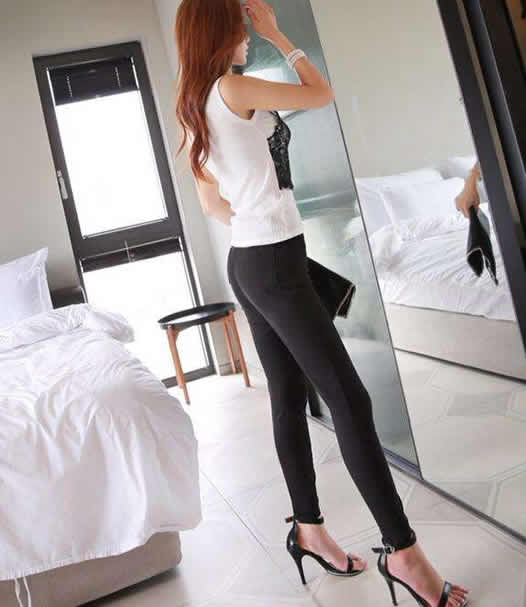 时尚精致紧身裤简单搭配：轻轻踮起脚尖身材一览无余