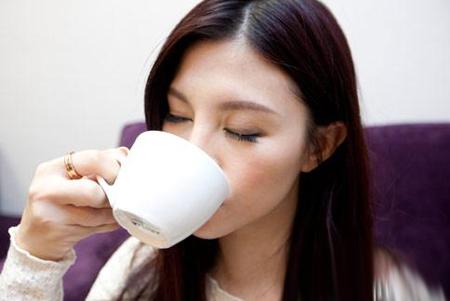 女性喝什么饮料改善黑眼圈分析（图）
