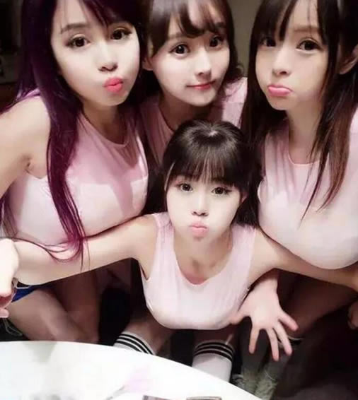 4座大山压在妹子身上，真让人生气