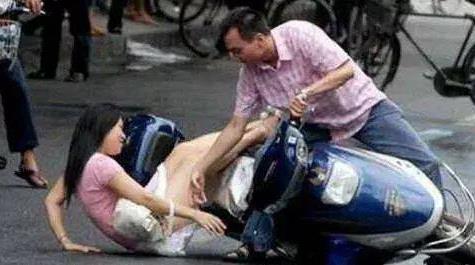 哥们，你怎么开的车？把媳妇摔倒了，笑倒了一街两行人呀