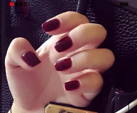 2018简约清新的春季美甲款式图片：春季美甲图片欣赏