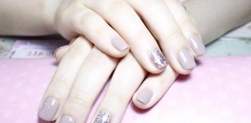 2018简约清新的春季美甲款式图片：春季美甲图片欣赏