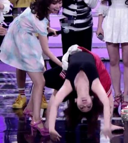 柳岩下腰走光：柳岩节目下腰惊呆众嘉宾（图）