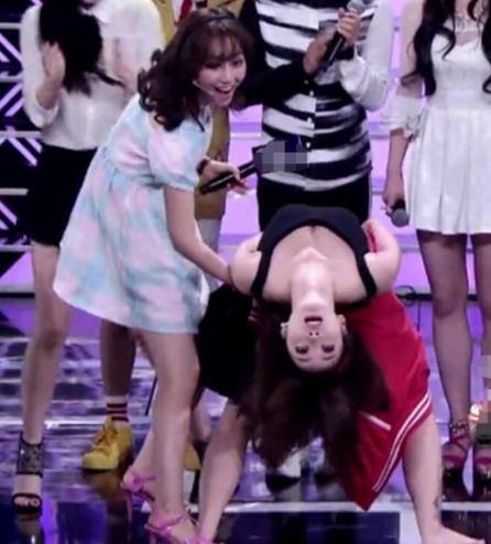 柳岩下腰走光：柳岩节目下腰惊呆众嘉宾（图）