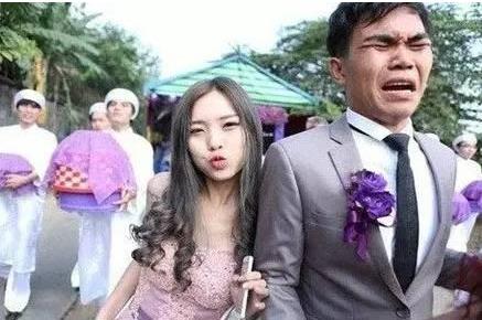 小伙子，要知足，这么漂亮的媳妇还不满意呢