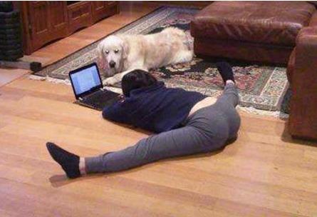 舞蹈系的妹子就是比别人刻苦，无时无刻的练姿势