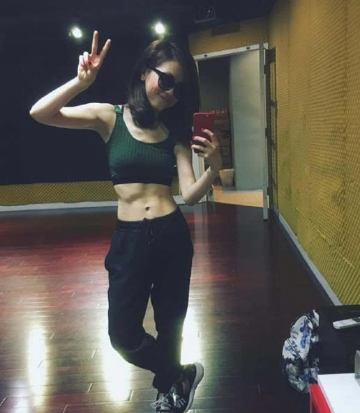 邓紫棋腹肌：看了邓紫棋的腹肌惊呆了（图）