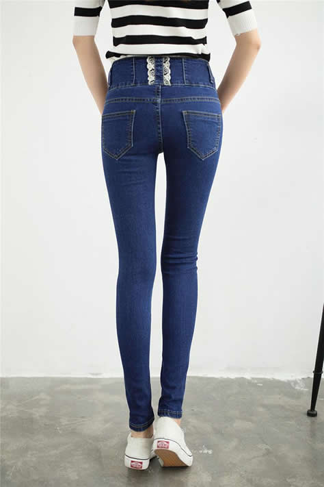 简约百搭时尚牛仔紧身裤：妹子穿上身材就是好