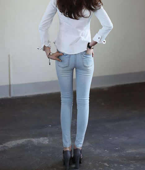 简约百搭时尚牛仔紧身裤：妹子穿上身材就是好