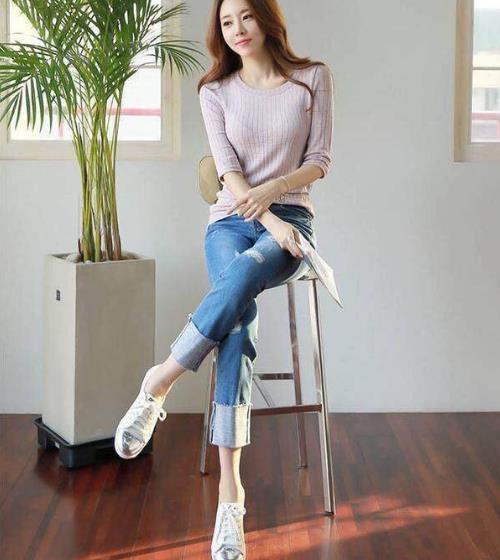 紧身裤美女时尚穿搭：妹子气质出众不是一般的美