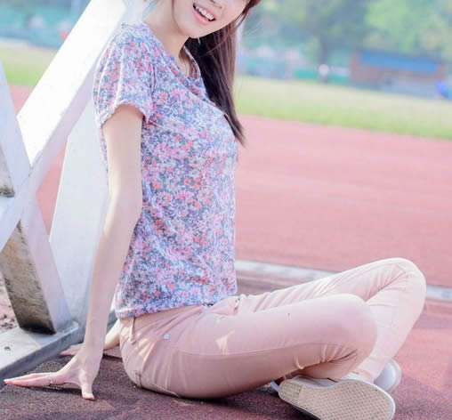 好搭紧身裤秀出妹子窈窕迷人：优美线条充满时尚